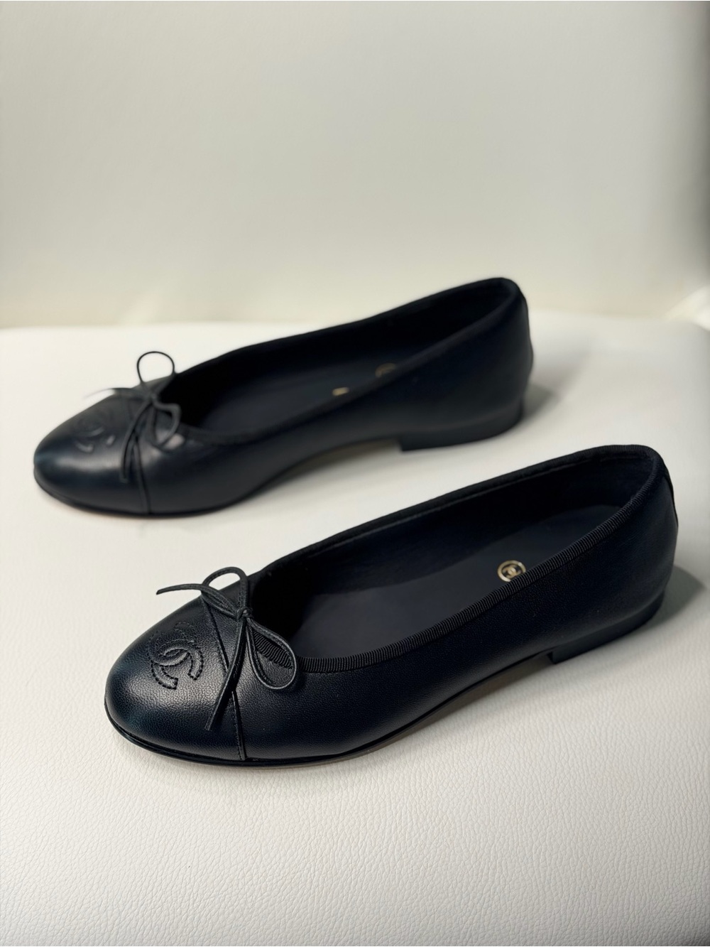 CHANEL Black Leather Bow Ballet Flats with Embossed CC - Picture 2 of 5